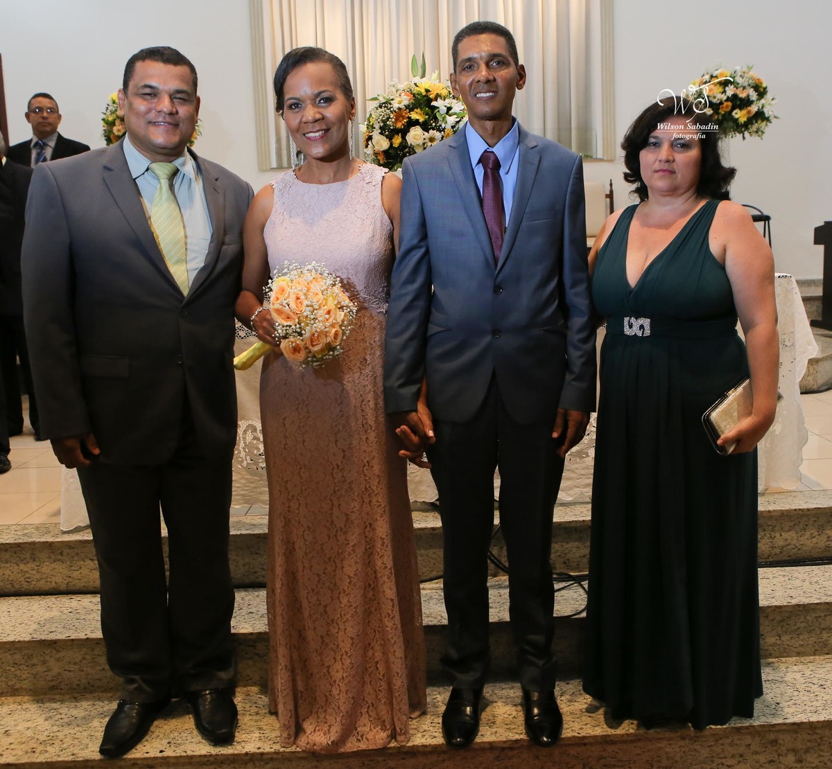 fotografia de casamento e bodas, noivos, noiva, noivo, fotografia de noivos, vestido de noiva, sapato, perfume, cabelo, véu, brinco, cruxifixo, pai, mãe, filho, padrinhos, padre, pastor, igreja, cerimonia, festa, salão de beleza, maqu