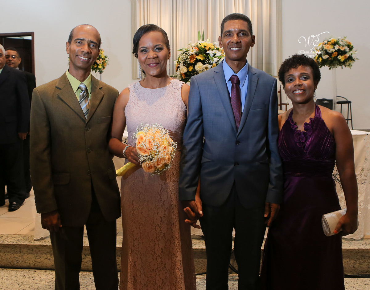fotografia de casamento e bodas, noivos, noiva, noivo, fotografia de noivos, vestido de noiva, sapato, perfume, cabelo, véu, brinco, cruxifixo, pai, mãe, filho, padrinhos, padre, pastor, igreja, cerimonia, festa, salão de beleza, maqu