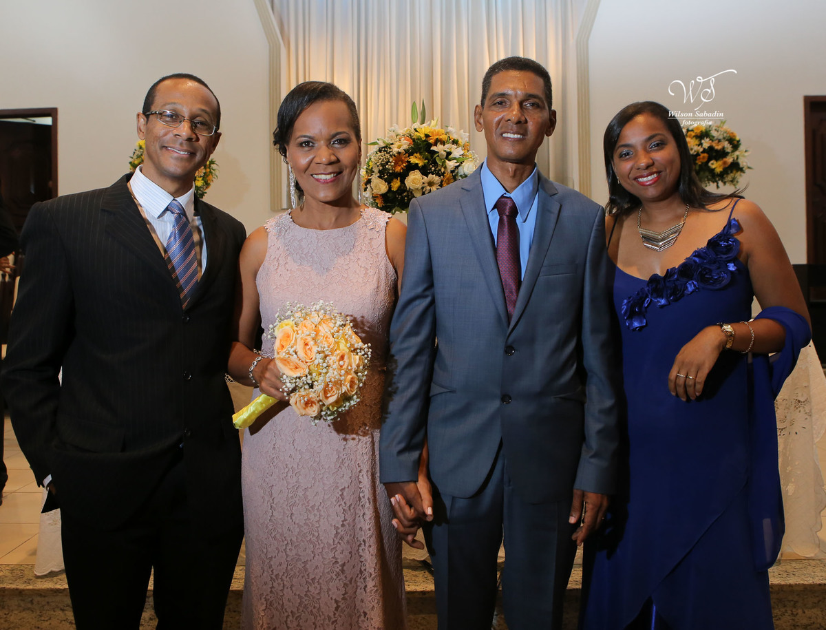 fotografia de casamento e bodas, noivos, noiva, noivo, fotografia de noivos, vestido de noiva, sapato, perfume, cabelo, véu, brinco, cruxifixo, pai, mãe, filho, padrinhos, padre, pastor, igreja, cerimonia, festa, salão de beleza, maqu