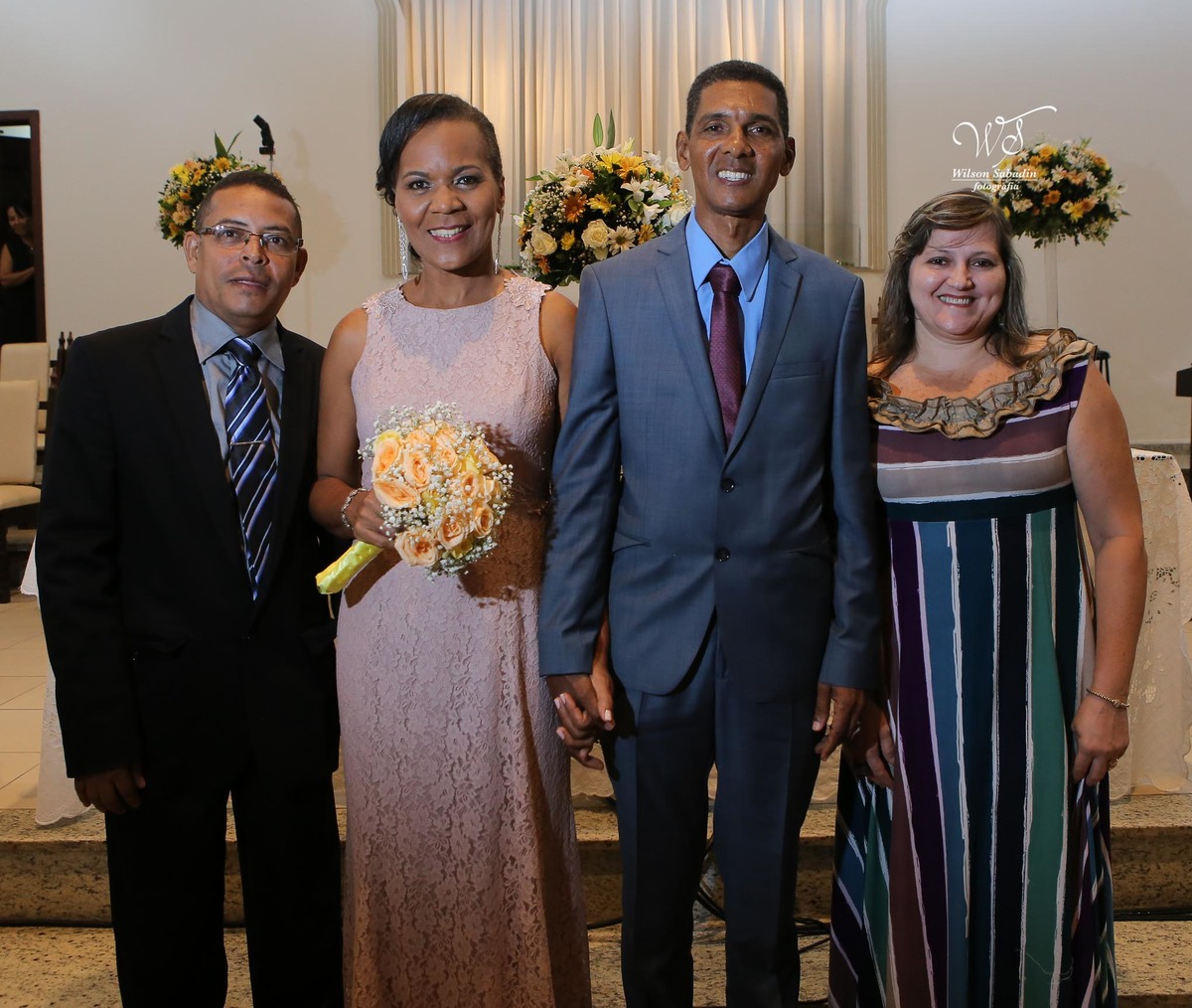 fotografia de casamento e bodas, noivos, noiva, noivo, fotografia de noivos, vestido de noiva, sapato, perfume, cabelo, véu, brinco, cruxifixo, pai, mãe, filho, padrinhos, padre, pastor, igreja, cerimonia, festa, salão de beleza, maqu