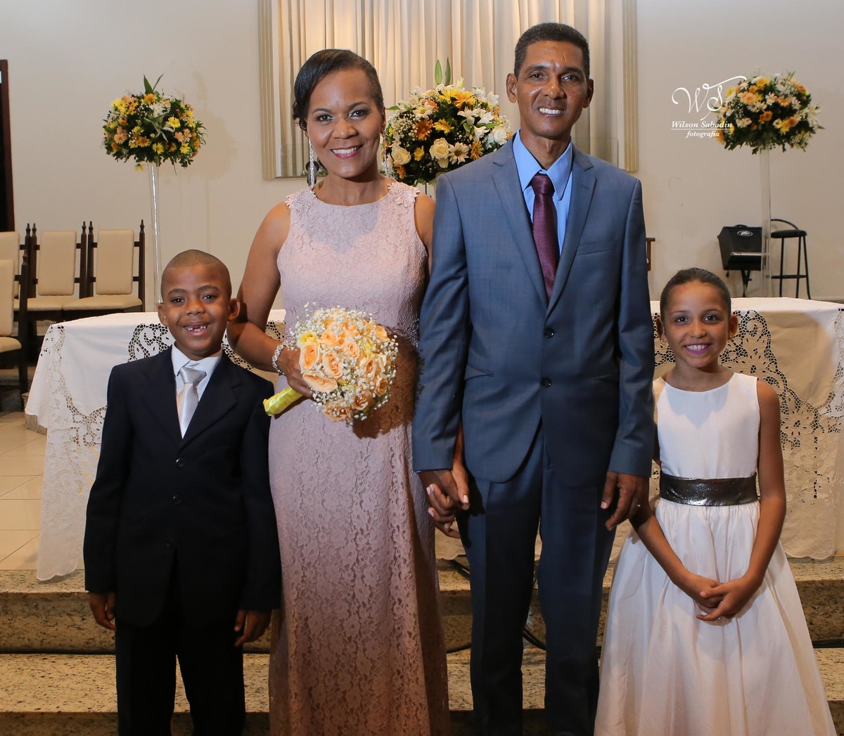 fotografia de casamento e bodas, noivos, noiva, noivo, fotografia de noivos, vestido de noiva, sapato, perfume, cabelo, véu, brinco, cruxifixo, pai, mãe, filho, padrinhos, padre, pastor, igreja, cerimonia, festa, salão de beleza, maqu