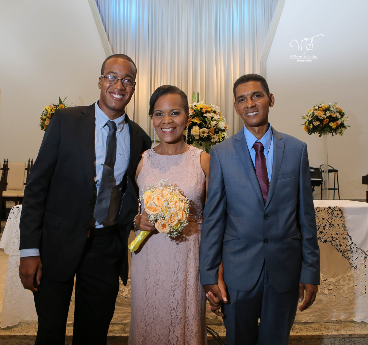 fotografia de casamento e bodas, noivos, noiva, noivo, fotografia de noivos, vestido de noiva, sapato, perfume, cabelo, véu, brinco, cruxifixo, pai, mãe, filho, padrinhos, padre, pastor, igreja, cerimonia, festa, salão de beleza, maqu