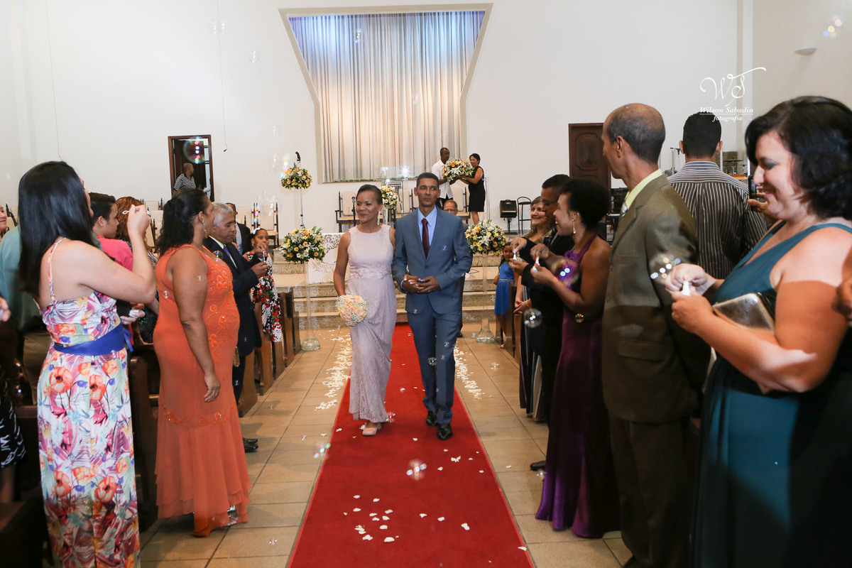 fotografia de casamento e bodas, noivos, noiva, noivo, fotografia de noivos, vestido de noiva, sapato, perfume, cabelo, véu, brinco, cruxifixo, pai, mãe, filho, padrinhos, padre, pastor, igreja, cerimonia, festa, salão de beleza, maqu