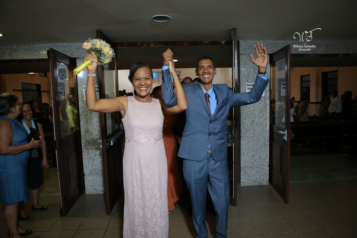 fotografia de casamento e bodas, noivos, noiva, noivo, fotografia de noivos, vestido de noiva, sapato, perfume, cabelo, véu, brinco, cruxifixo, pai, mãe, filho, padrinhos, padre, pastor, igreja, cerimonia, festa, salão de beleza, maqu