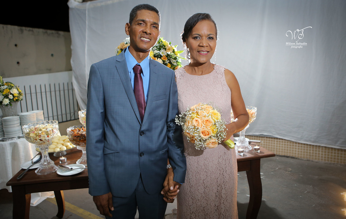 fotografia de casamento e bodas, noivos, noiva, noivo, fotografia de noivos, vestido de noiva, sapato, perfume, cabelo, véu, brinco, cruxifixo, pai, mãe, filho, padrinhos, padre, pastor, igreja, cerimonia, festa, salão de beleza, maqu