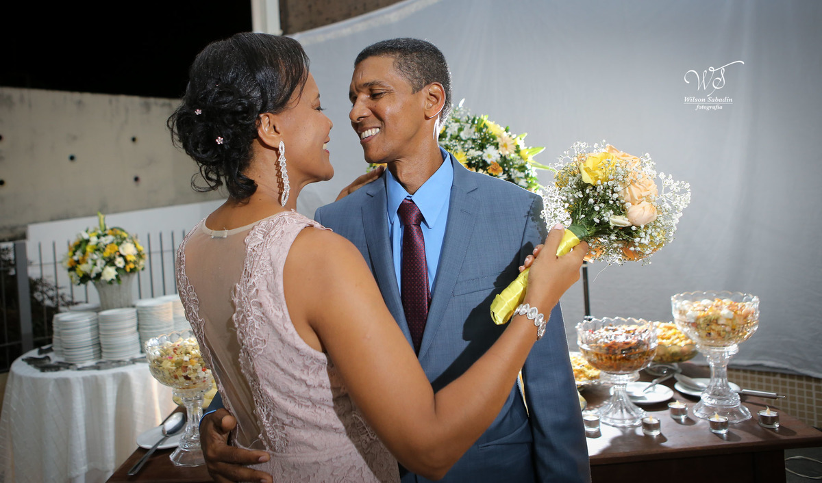 fotografia de casamento e bodas, noivos, noiva, noivo, fotografia de noivos, vestido de noiva, sapato, perfume, cabelo, véu, brinco, cruxifixo, pai, mãe, filho, padrinhos, padre, pastor, igreja, cerimonia, festa, salão de beleza, maqu