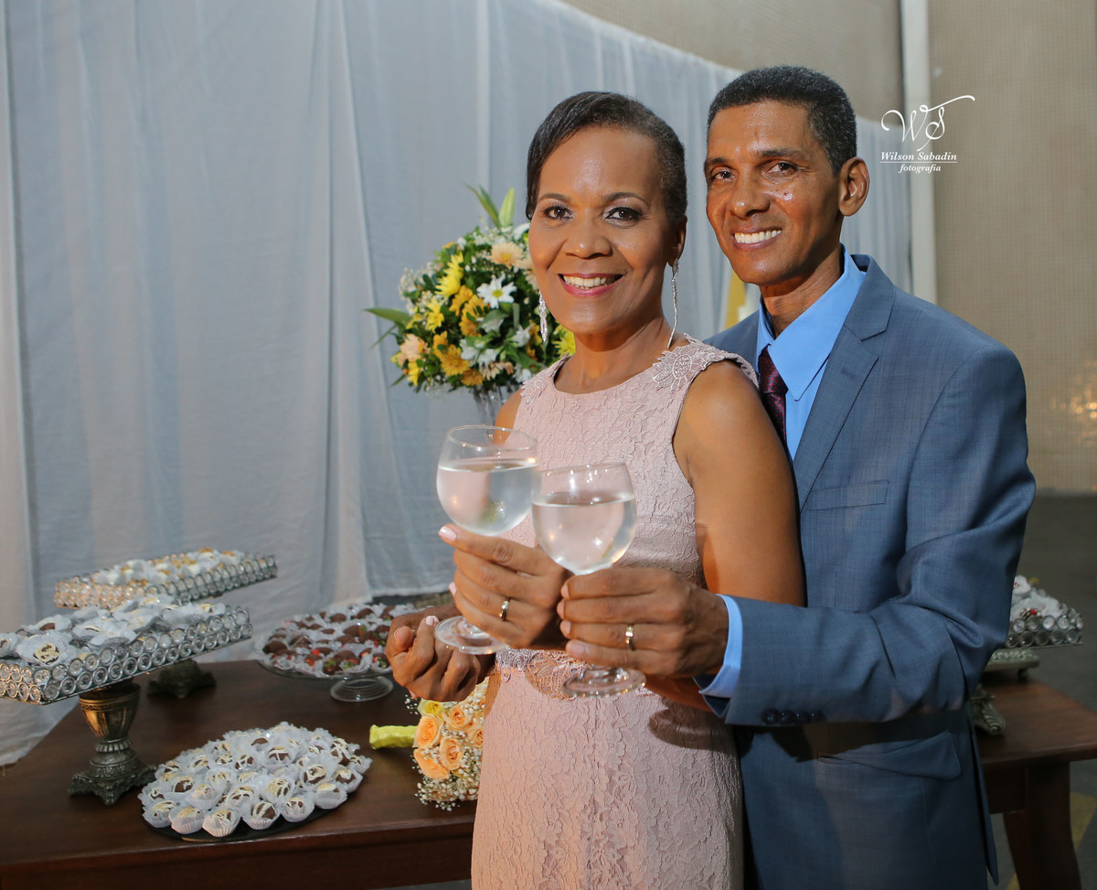 fotografia de casamento e bodas, noivos, noiva, noivo, fotografia de noivos, vestido de noiva, sapato, perfume, cabelo, véu, brinco, cruxifixo, pai, mãe, filho, padrinhos, padre, pastor, igreja, cerimonia, festa, salão de beleza, maqu