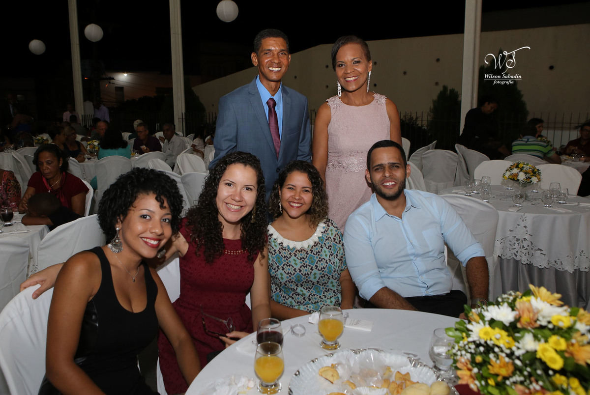 fotografia de casamento e bodas, noivos, noiva, noivo, fotografia de noivos, vestido de noiva, sapato, perfume, cabelo, véu, brinco, cruxifixo, pai, mãe, filho, padrinhos, padre, pastor, igreja, cerimonia, festa, salão de beleza, maqu
