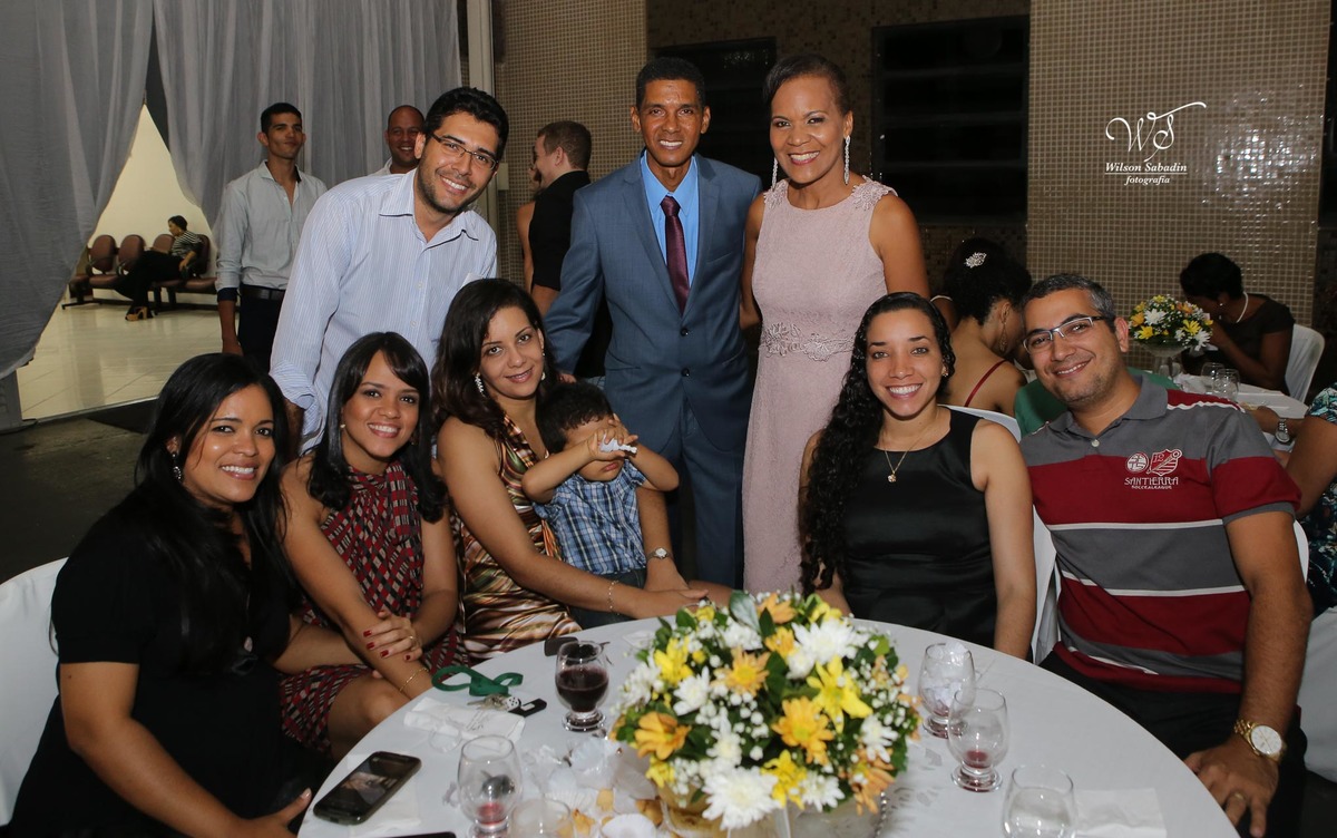 fotografia de casamento e bodas, noivos, noiva, noivo, fotografia de noivos, vestido de noiva, sapato, perfume, cabelo, véu, brinco, cruxifixo, pai, mãe, filho, padrinhos, padre, pastor, igreja, cerimonia, festa, salão de beleza, maqu