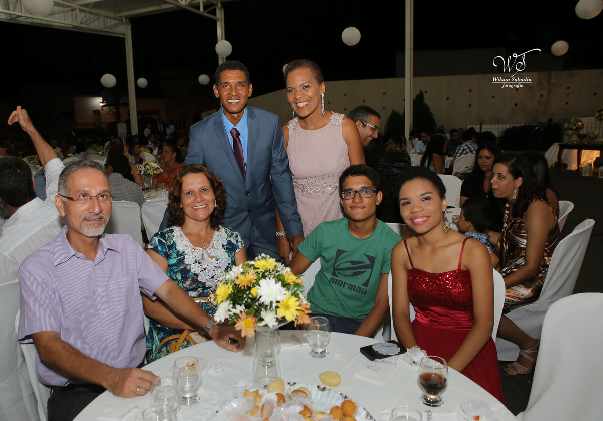 fotografia de casamento e bodas, noivos, noiva, noivo, fotografia de noivos, vestido de noiva, sapato, perfume, cabelo, véu, brinco, cruxifixo, pai, mãe, filho, padrinhos, padre, pastor, igreja, cerimonia, festa, salão de beleza, maqu