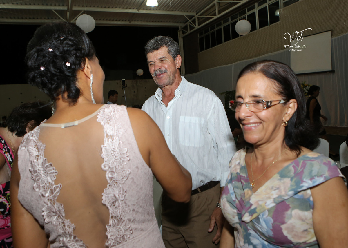 fotografia de casamento e bodas, noivos, noiva, noivo, fotografia de noivos, vestido de noiva, sapato, perfume, cabelo, véu, brinco, cruxifixo, pai, mãe, filho, padrinhos, padre, pastor, igreja, cerimonia, festa, salão de beleza, maqu