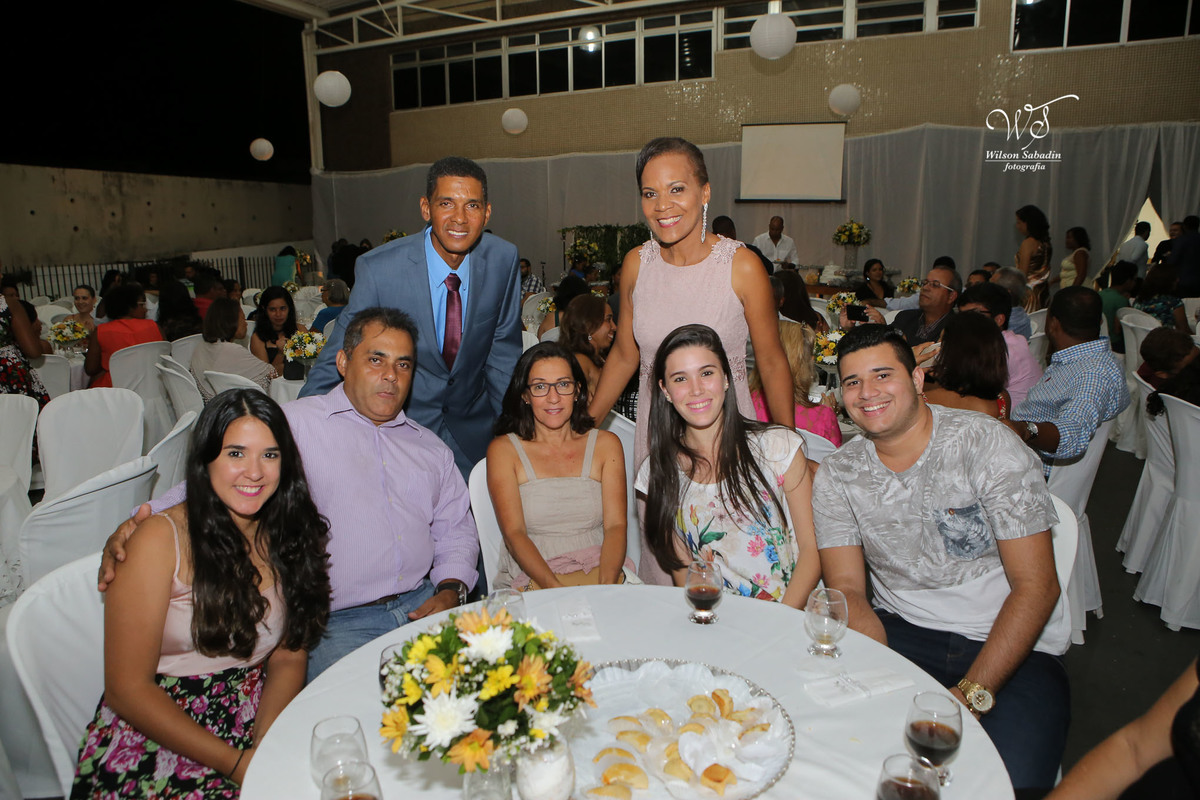 fotografia de casamento e bodas, noivos, noiva, noivo, fotografia de noivos, vestido de noiva, sapato, perfume, cabelo, véu, brinco, cruxifixo, pai, mãe, filho, padrinhos, padre, pastor, igreja, cerimonia, festa, salão de beleza, maqu