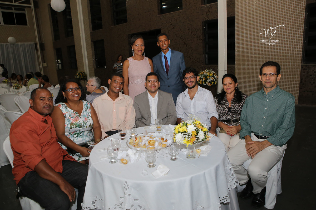 fotografia de casamento e bodas, noivos, noiva, noivo, fotografia de noivos, vestido de noiva, sapato, perfume, cabelo, véu, brinco, cruxifixo, pai, mãe, filho, padrinhos, padre, pastor, igreja, cerimonia, festa, salão de beleza, maqu