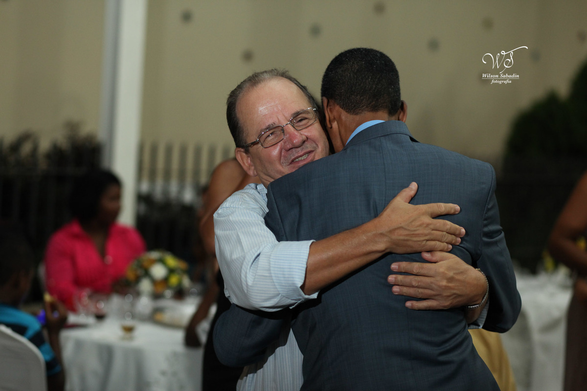 fotografia de casamento e bodas, noivos, noiva, noivo, fotografia de noivos, vestido de noiva, sapato, perfume, cabelo, véu, brinco, cruxifixo, pai, mãe, filho, padrinhos, padre, pastor, igreja, cerimonia, festa, salão de beleza, maqu