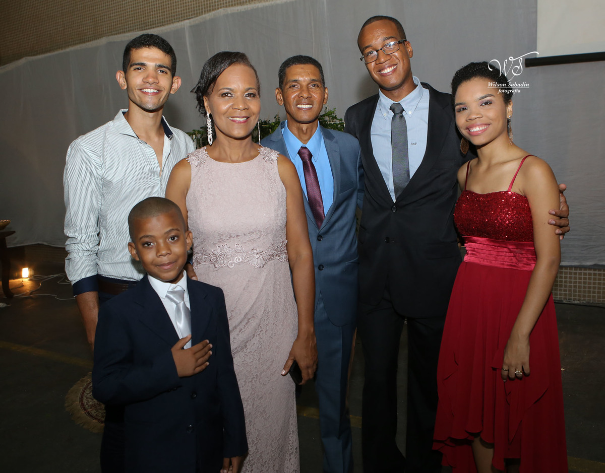 fotografia de casamento e bodas, noivos, noiva, noivo, fotografia de noivos, vestido de noiva, sapato, perfume, cabelo, véu, brinco, cruxifixo, pai, mãe, filho, padrinhos, padre, pastor, igreja, cerimonia, festa, salão de beleza, maqu