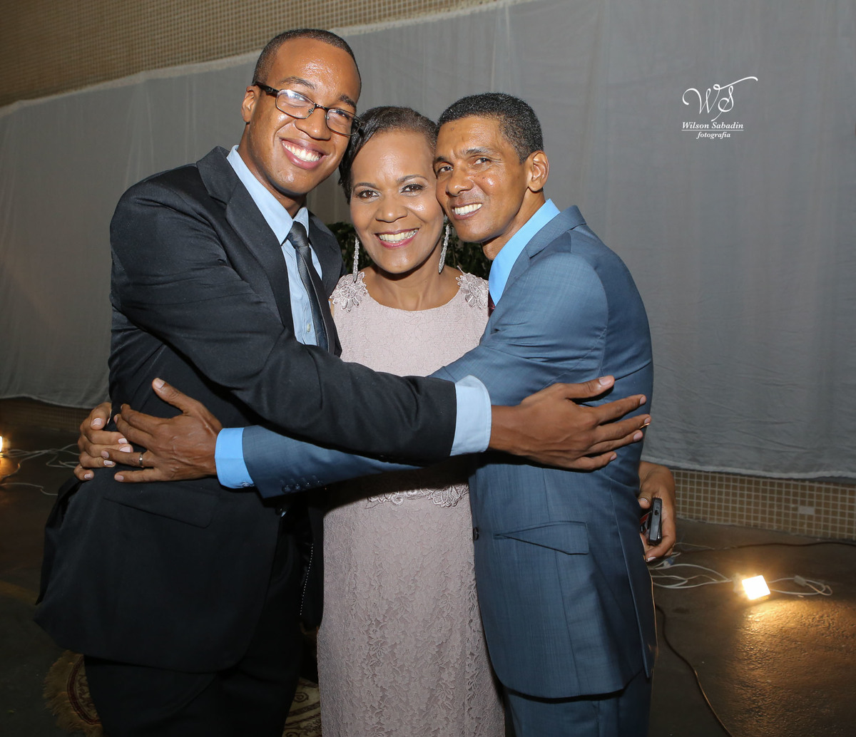 fotografia de casamento e bodas, noivos, noiva, noivo, fotografia de noivos, vestido de noiva, sapato, perfume, cabelo, véu, brinco, cruxifixo, pai, mãe, filho, padrinhos, padre, pastor, igreja, cerimonia, festa, salão de beleza, maqu