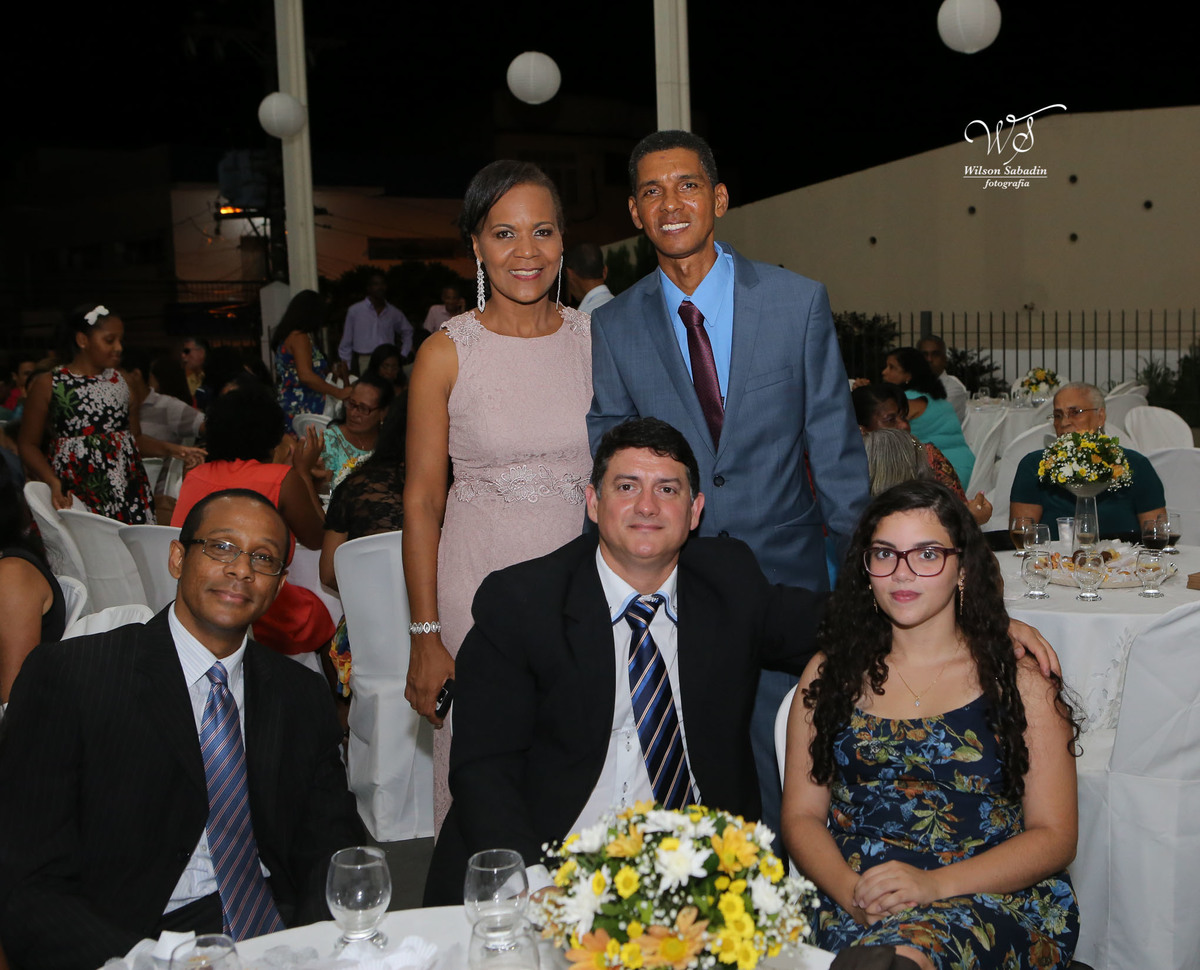 fotografia de casamento e bodas, noivos, noiva, noivo, fotografia de noivos, vestido de noiva, sapato, perfume, cabelo, véu, brinco, cruxifixo, pai, mãe, filho, padrinhos, padre, pastor, igreja, cerimonia, festa, salão de beleza, maqu