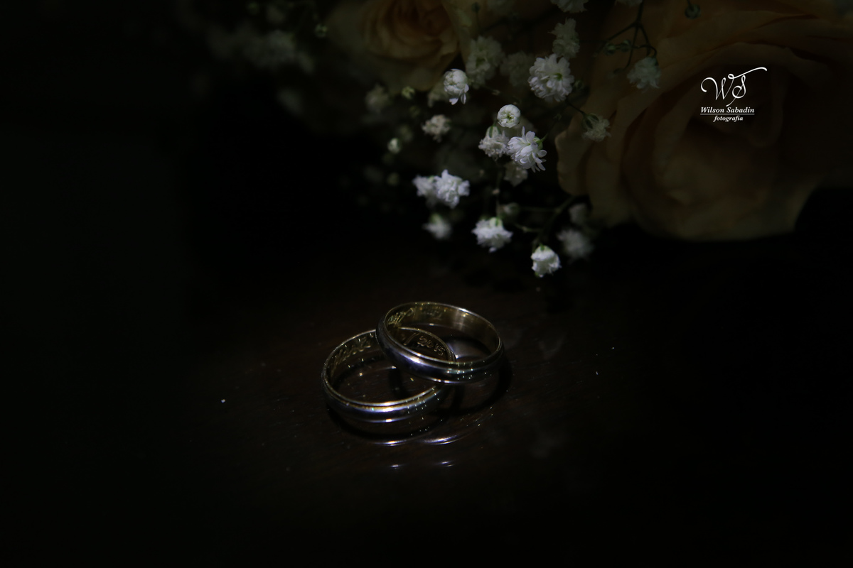 fotografia de casamento e bodas, noivos, noiva, noivo, fotografia de noivos, vestido de noiva, sapato, perfume, cabelo, véu, brinco, cruxifixo, pai, mãe, filho, padrinhos, padre, pastor, igreja, cerimonia, festa, salão de beleza, maqu