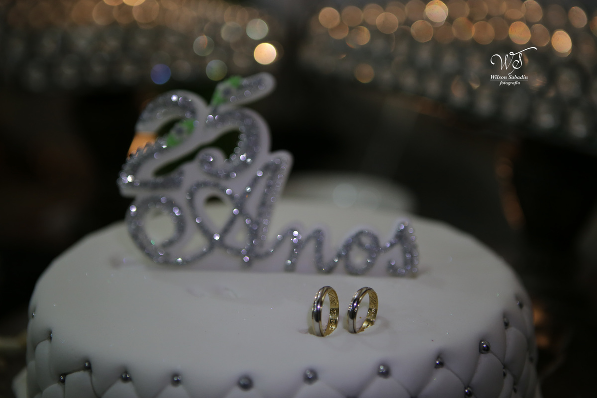 fotografia de casamento e bodas, noivos, noiva, noivo, fotografia de noivos, vestido de noiva, sapato, perfume, cabelo, véu, brinco, cruxifixo, pai, mãe, filho, padrinhos, padre, pastor, igreja, cerimonia, festa, salão de beleza, maqu