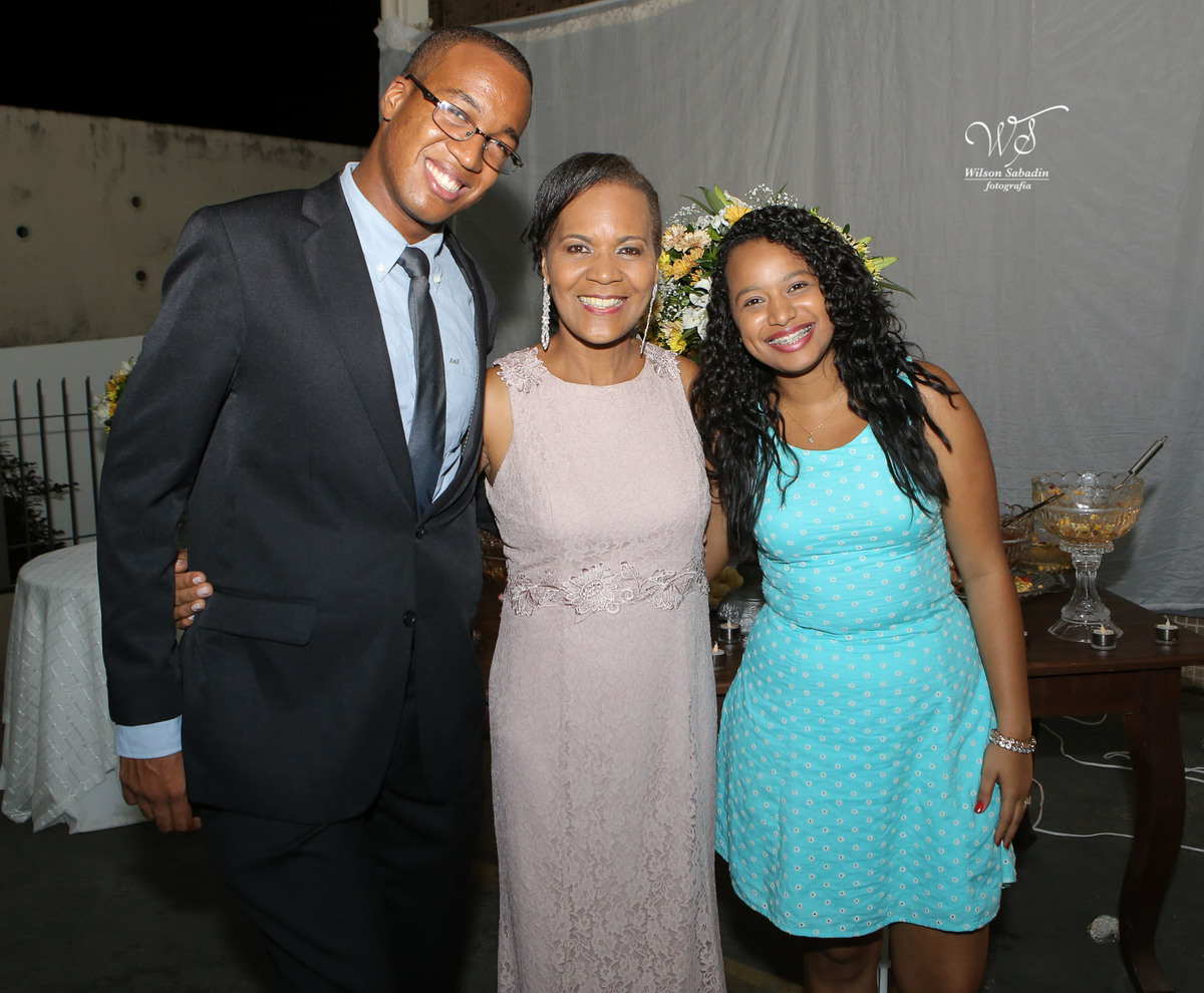 fotografia de casamento e bodas, noivos, noiva, noivo, fotografia de noivos, vestido de noiva, sapato, perfume, cabelo, véu, brinco, cruxifixo, pai, mãe, filho, padrinhos, padre, pastor, igreja, cerimonia, festa, salão de beleza, maqu