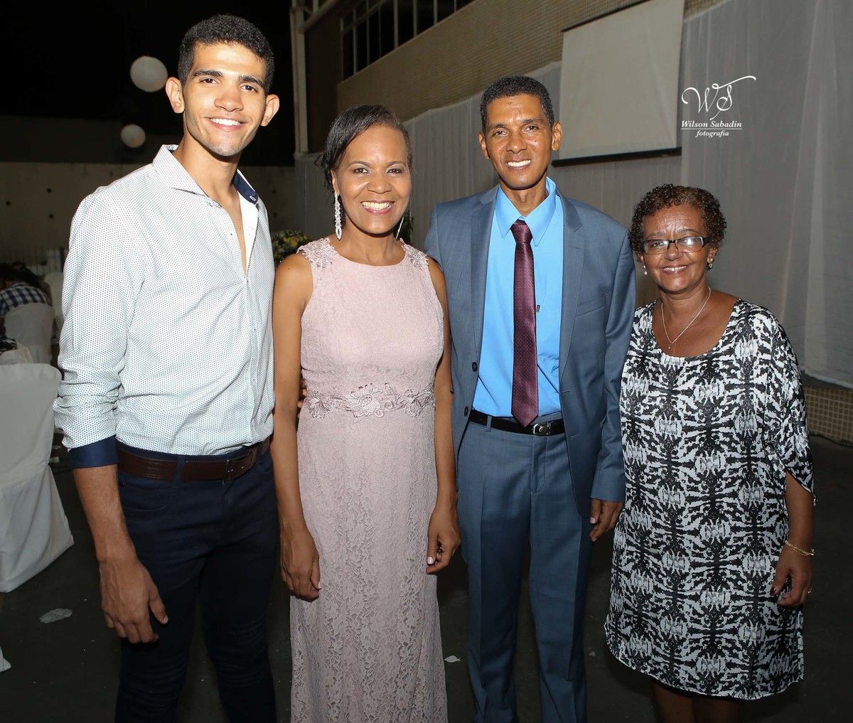 fotografia de casamento e bodas, noivos, noiva, noivo, fotografia de noivos, vestido de noiva, sapato, perfume, cabelo, véu, brinco, cruxifixo, pai, mãe, filho, padrinhos, padre, pastor, igreja, cerimonia, festa, salão de beleza, maqu