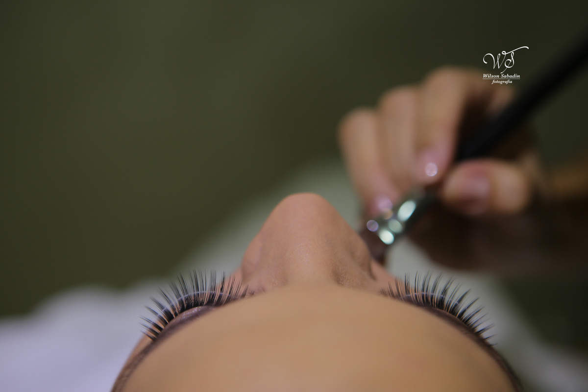 fotografia de casamento, noivos, noiva, noivo, fotografia de noivos, vestido de noiva, sapato, perfume, cabelo, véu, brinco, cruxifixo, pai, mãe, padrinhos, padre, pastor, igreja, cerimonia, festa, salão de beleza, maquiagem, buqu&eci