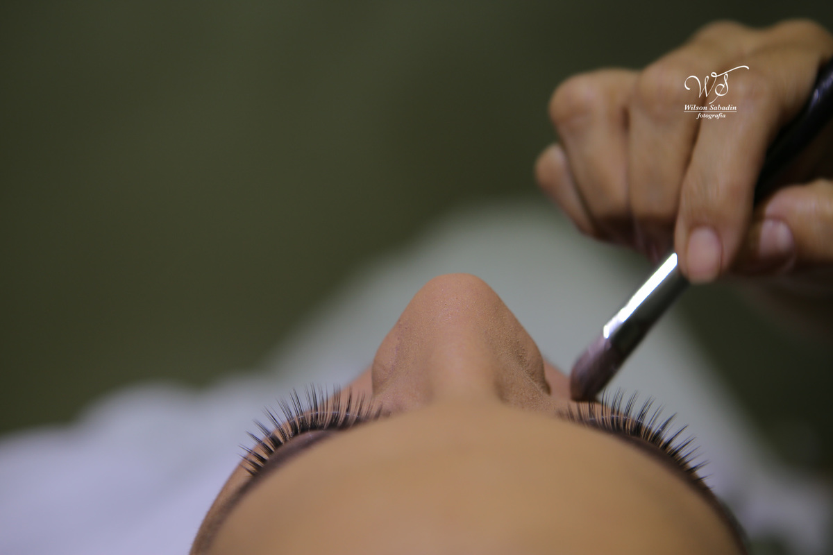 fotografia de casamento, noivos, noiva, noivo, fotografia de noivos, vestido de noiva, sapato, perfume, cabelo, véu, brinco, cruxifixo, pai, mãe, padrinhos, padre, pastor, igreja, cerimonia, festa, salão de beleza, maquiagem, buqu&eci