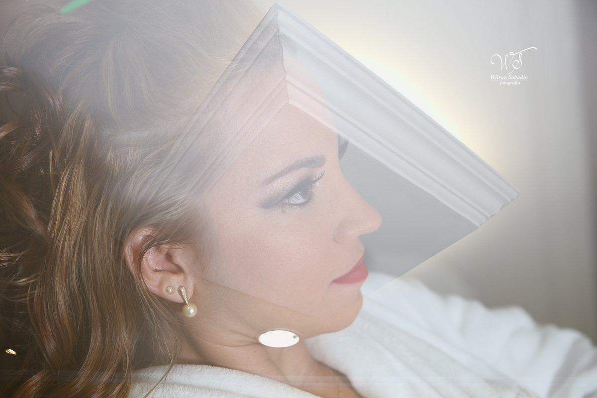 fotografia de casamento, noivos, noiva, noivo, fotografia de noivos, vestido de noiva, sapato, perfume, cabelo, véu, brinco, cruxifixo, pai, mãe, padrinhos, padre, pastor, igreja, cerimonia, festa, salão de beleza, maquiagem, buqu&eci