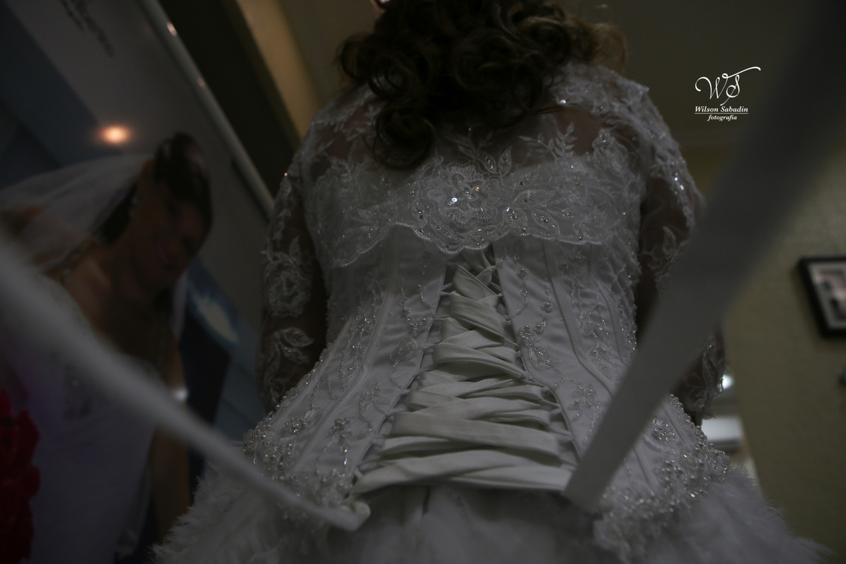 fotografia de casamento, noivos, noiva, noivo, fotografia de noivos, vestido de noiva, sapato, perfume, cabelo, véu, brinco, cruxifixo, pai, mãe, padrinhos, padre, pastor, igreja, cerimonia, festa, salão de beleza, maquiagem, buqu&eci