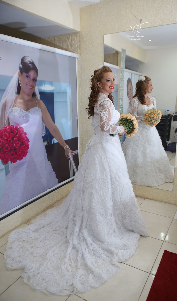 fotografia de casamento, noivos, noiva, noivo, fotografia de noivos, vestido de noiva, sapato, perfume, cabelo, véu, brinco, cruxifixo, pai, mãe, padrinhos, padre, pastor, igreja, cerimonia, festa, salão de beleza, maquiagem, buqu&eci