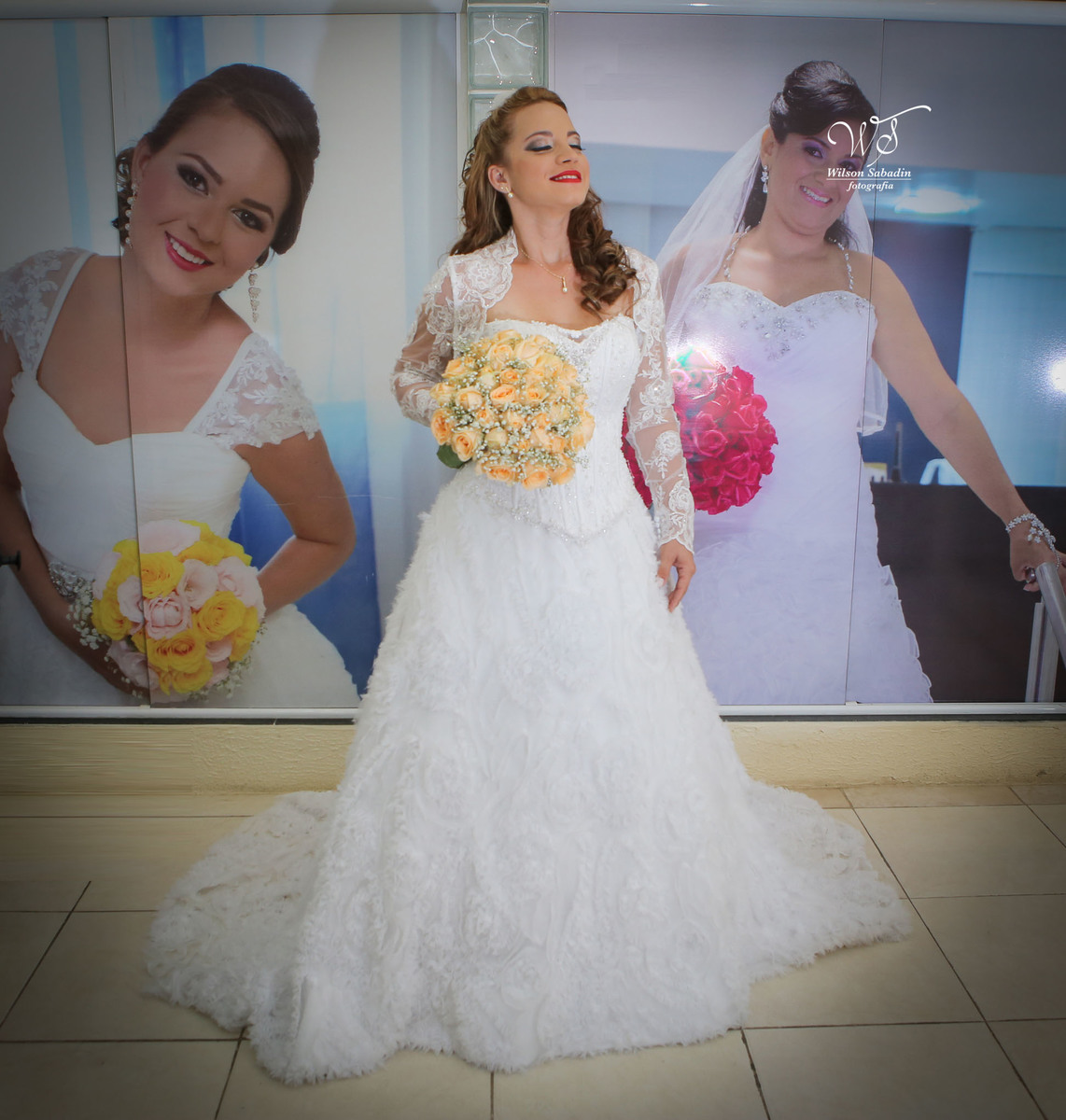 fotografia de casamento, noivos, noiva, noivo, fotografia de noivos, vestido de noiva, sapato, perfume, cabelo, véu, brinco, cruxifixo, pai, mãe, padrinhos, padre, pastor, igreja, cerimonia, festa, salão de beleza, maquiagem, buqu&eci