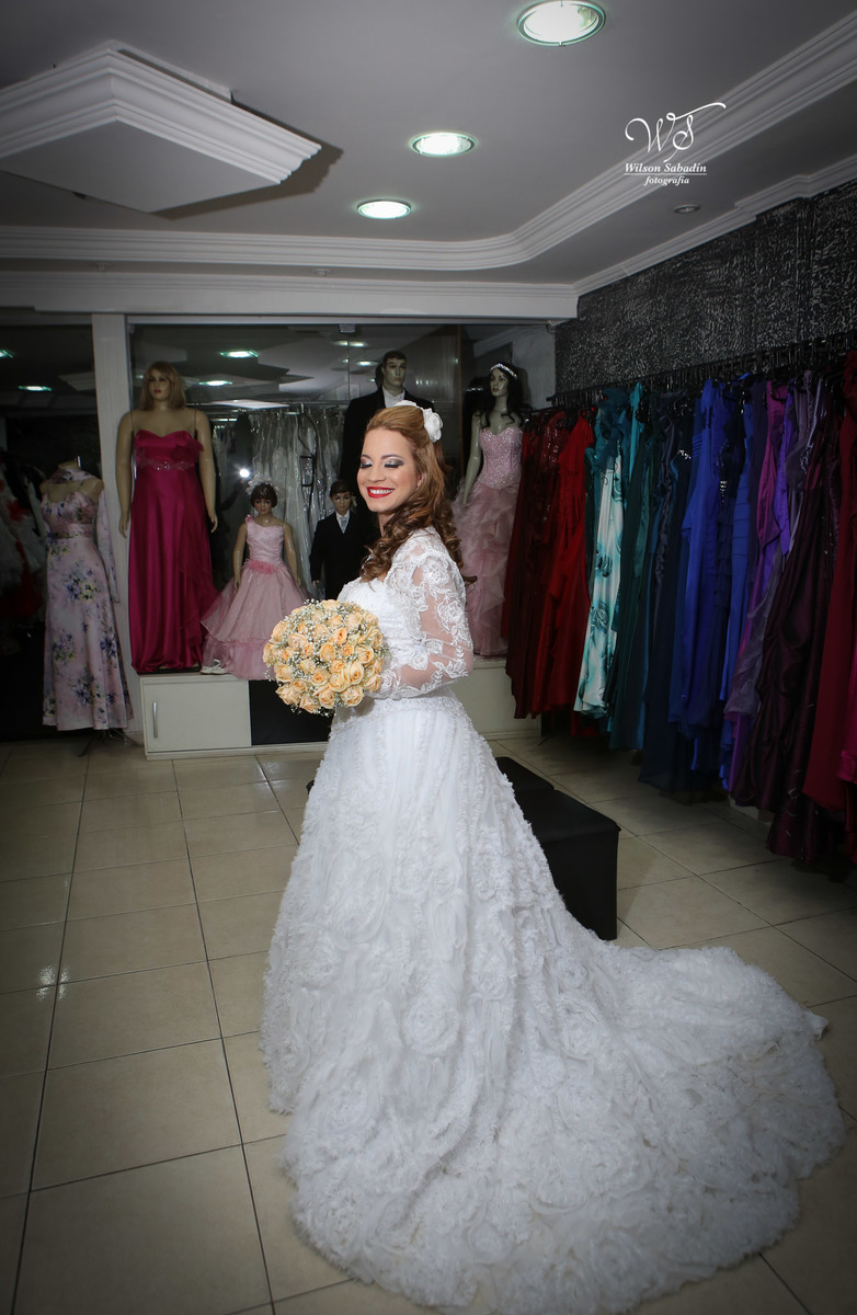 fotografia de casamento, noivos, noiva, noivo, fotografia de noivos, vestido de noiva, sapato, perfume, cabelo, véu, brinco, cruxifixo, pai, mãe, padrinhos, padre, pastor, igreja, cerimonia, festa, salão de beleza, maquiagem, buqu&eci