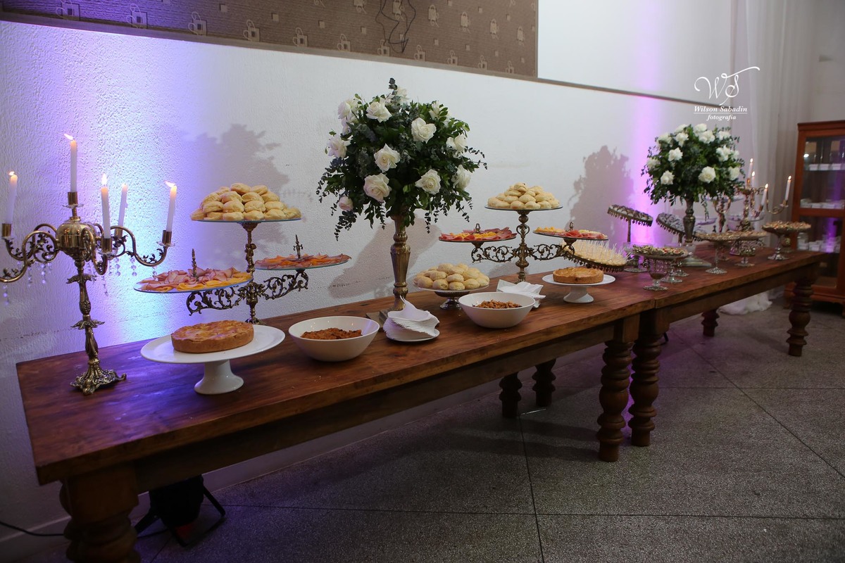 fotografia de casamento, noivos, noiva, noivo, fotografia de noivos, vestido de noiva, sapato, perfume, cabelo, véu, brinco, cruxifixo, pai, mãe, padrinhos, padre, pastor, igreja, cerimonia, festa, salão de beleza, maquiagem, buqu&eci