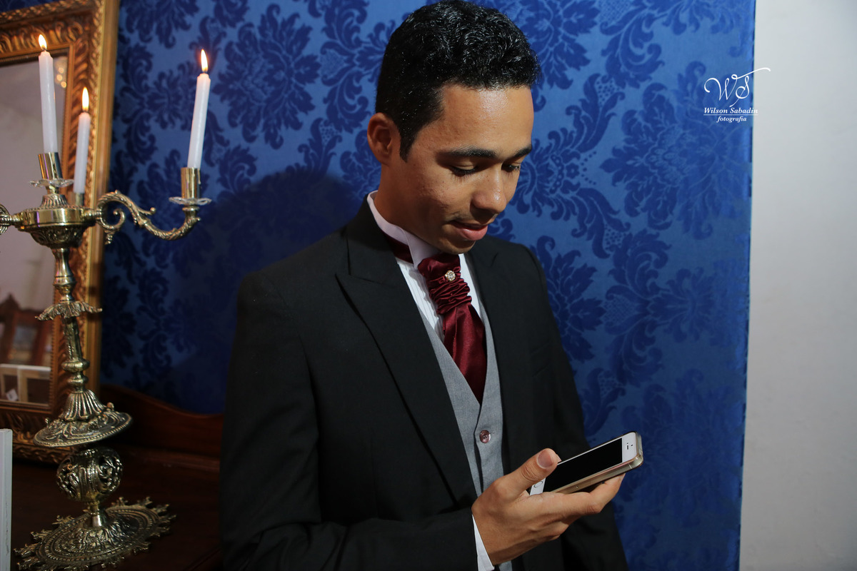 fotografia de casamento, noivos, noiva, noivo, fotografia de noivos, vestido de noiva, sapato, perfume, cabelo, véu, brinco, cruxifixo, pai, mãe, padrinhos, padre, pastor, igreja, cerimonia, festa, salão de beleza, maquiagem, buqu&eci