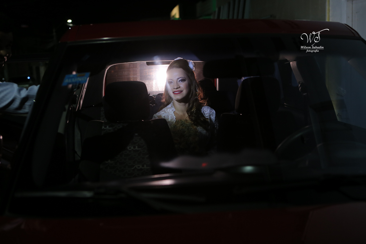 fotografia de casamento, noivos, noiva, noivo, fotografia de noivos, vestido de noiva, sapato, perfume, cabelo, véu, brinco, cruxifixo, pai, mãe, padrinhos, padre, pastor, igreja, cerimonia, festa, salão de beleza, maquiagem, buqu&eci