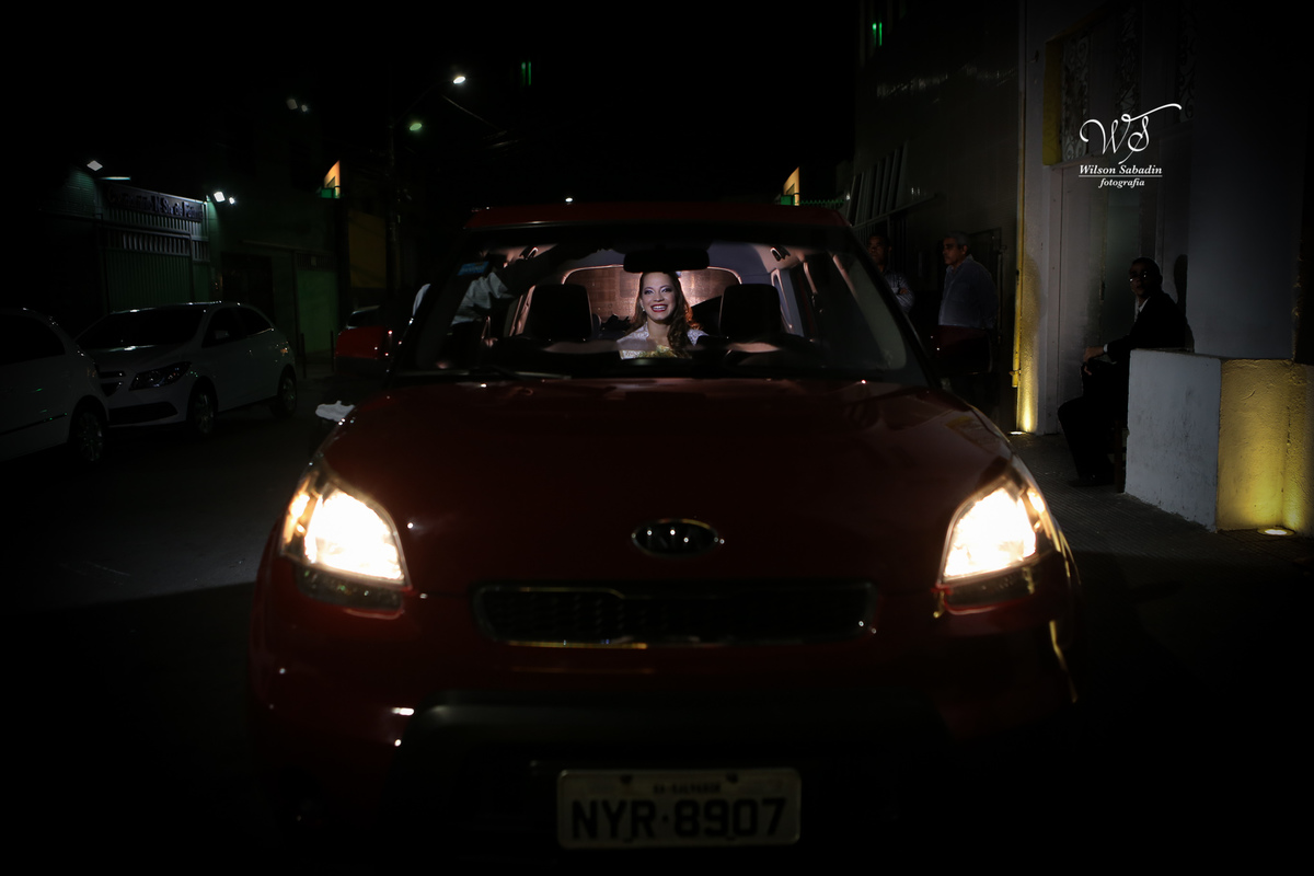 fotografia de casamento, noivos, noiva, noivo, fotografia de noivos, vestido de noiva, sapato, perfume, cabelo, véu, brinco, cruxifixo, pai, mãe, padrinhos, padre, pastor, igreja, cerimonia, festa, salão de beleza, maquiagem, buqu&eci