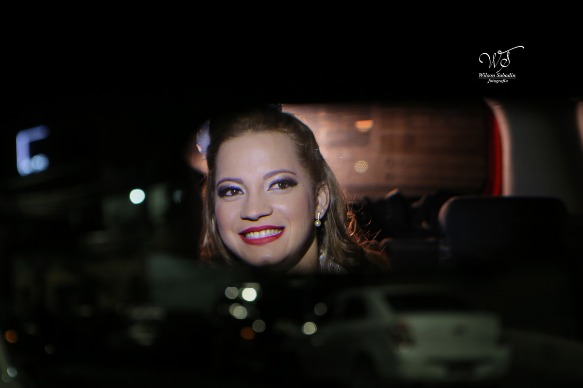 fotografia de casamento, noivos, noiva, noivo, fotografia de noivos, vestido de noiva, sapato, perfume, cabelo, véu, brinco, cruxifixo, pai, mãe, padrinhos, padre, pastor, igreja, cerimonia, festa, salão de beleza, maquiagem, buqu&eci