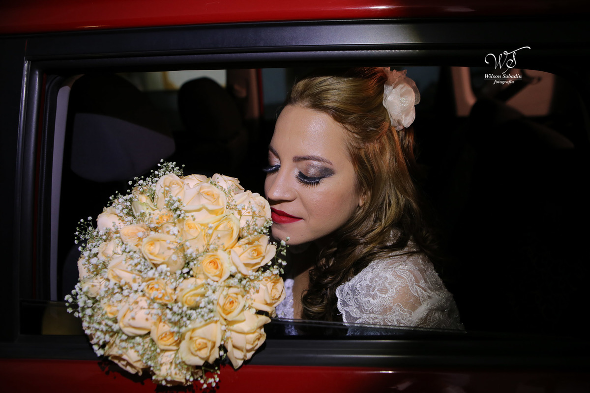 fotografia de casamento, noivos, noiva, noivo, fotografia de noivos, vestido de noiva, sapato, perfume, cabelo, véu, brinco, cruxifixo, pai, mãe, padrinhos, padre, pastor, igreja, cerimonia, festa, salão de beleza, maquiagem, buqu&eci