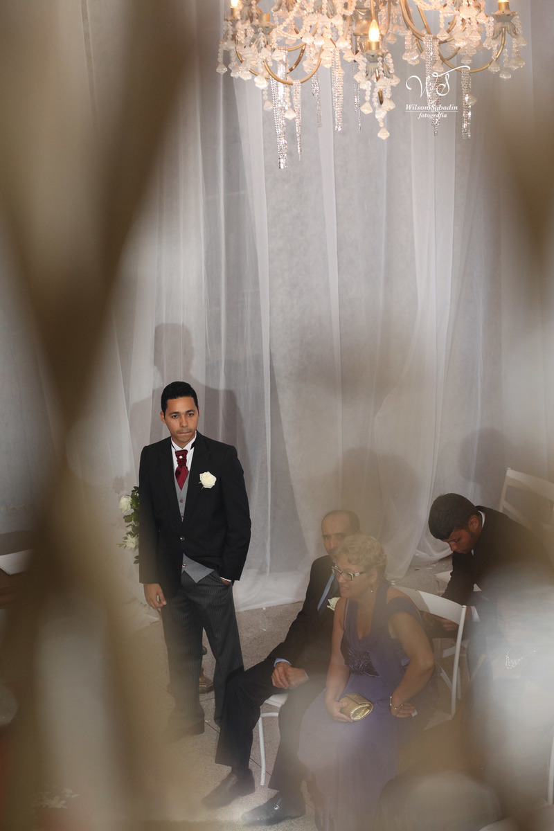 fotografia de casamento, noivos, noiva, noivo, fotografia de noivos, vestido de noiva, sapato, perfume, cabelo, véu, brinco, cruxifixo, pai, mãe, padrinhos, padre, pastor, igreja, cerimonia, festa, salão de beleza, maquiagem, buqu&eci