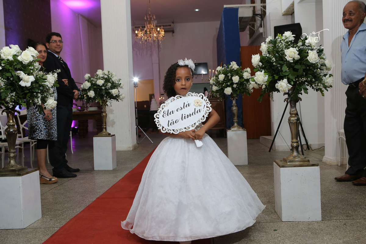 fotografia de casamento, noivos, noiva, noivo, fotografia de noivos, vestido de noiva, sapato, perfume, cabelo, véu, brinco, cruxifixo, pai, mãe, padrinhos, padre, pastor, igreja, cerimonia, festa, salão de beleza, maquiagem, buqu&eci