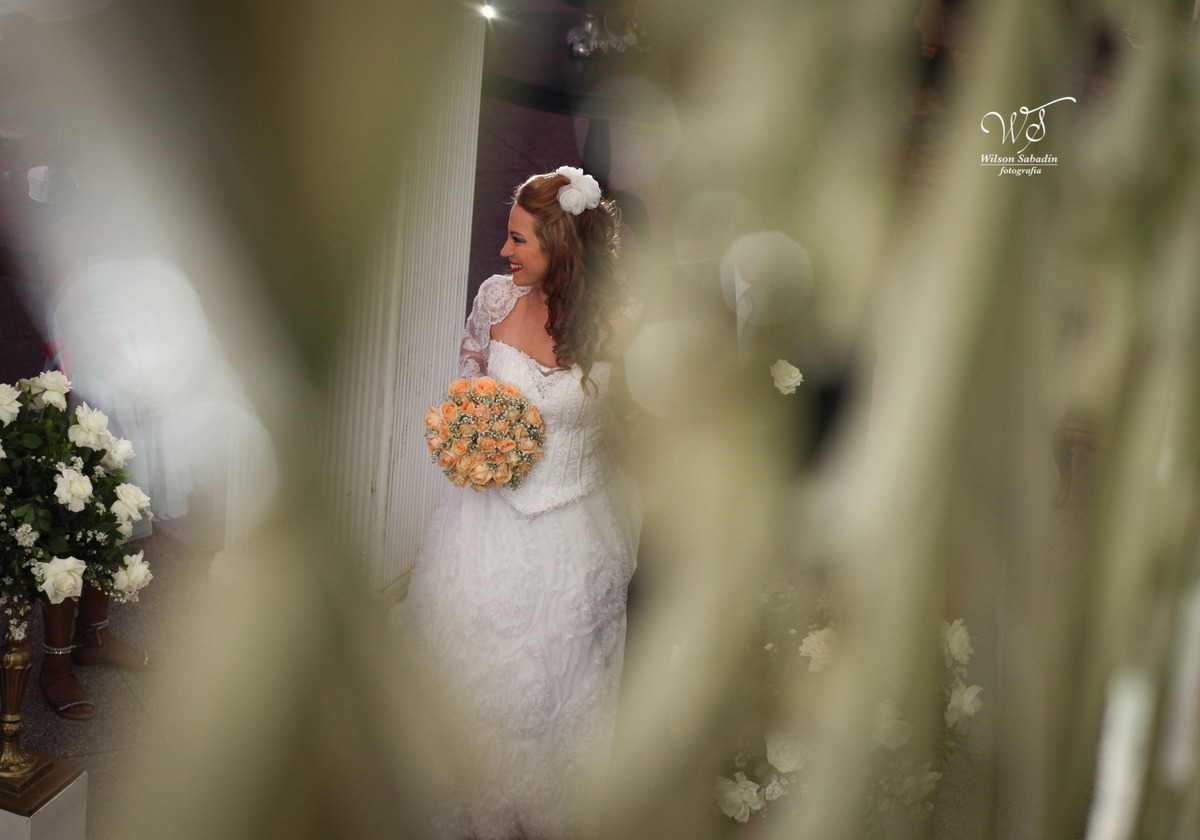 fotografia de casamento, noivos, noiva, noivo, fotografia de noivos, vestido de noiva, sapato, perfume, cabelo, véu, brinco, cruxifixo, pai, mãe, padrinhos, padre, pastor, igreja, cerimonia, festa, salão de beleza, maquiagem, buqu&eci