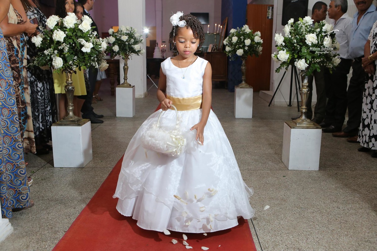 fotografia de casamento, noivos, noiva, noivo, fotografia de noivos, vestido de noiva, sapato, perfume, cabelo, véu, brinco, cruxifixo, pai, mãe, padrinhos, padre, pastor, igreja, cerimonia, festa, salão de beleza, maquiagem, buqu&eci