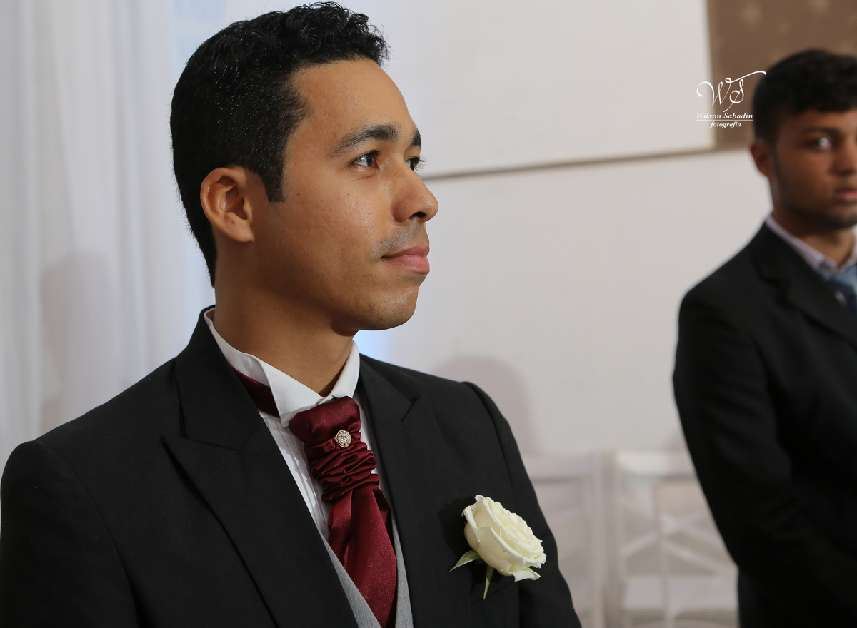 fotografia de casamento, noivos, noiva, noivo, fotografia de noivos, vestido de noiva, sapato, perfume, cabelo, véu, brinco, cruxifixo, pai, mãe, padrinhos, padre, pastor, igreja, cerimonia, festa, salão de beleza, maquiagem, buqu&eci