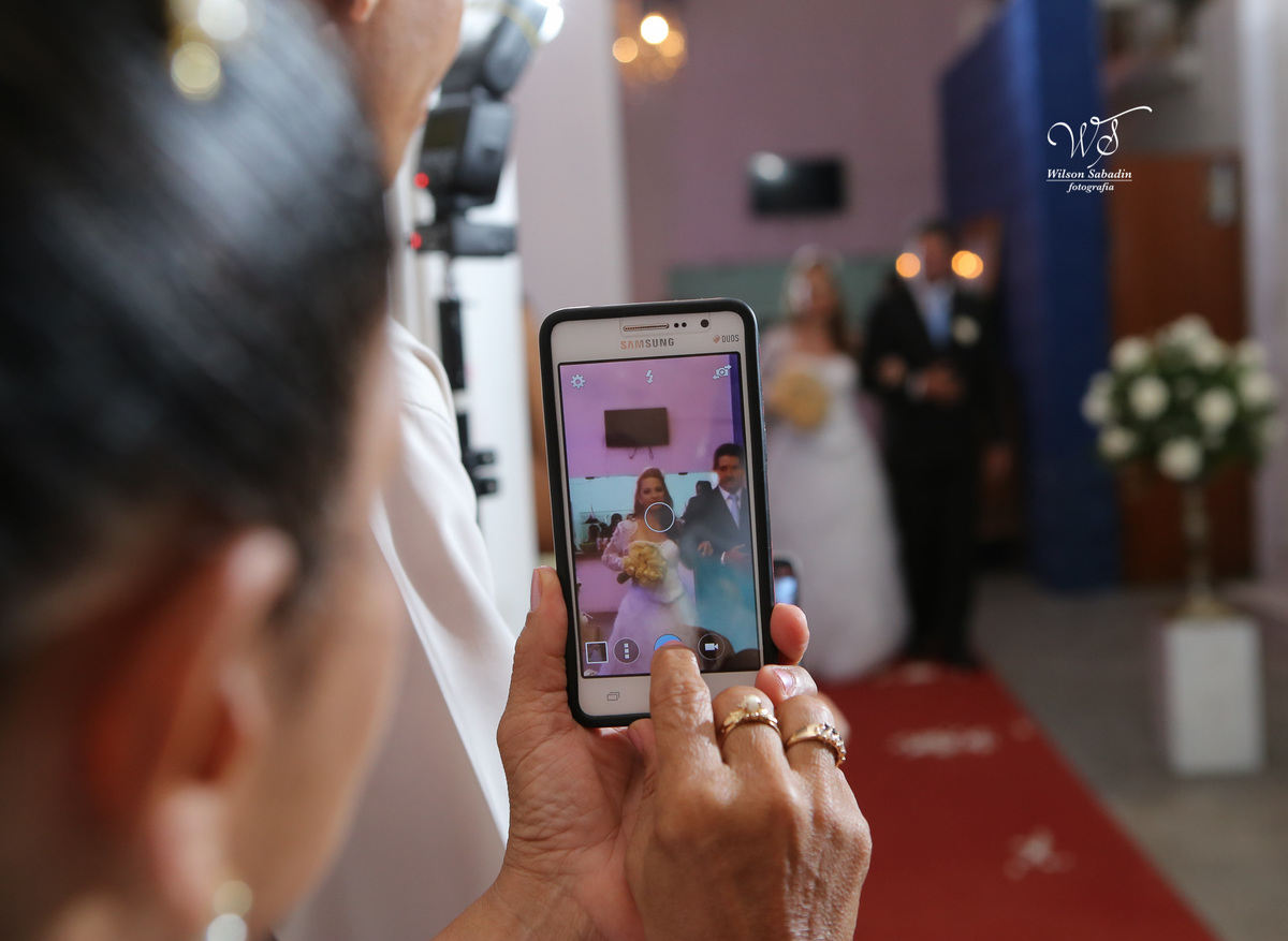 fotografia de casamento, noivos, noiva, noivo, fotografia de noivos, vestido de noiva, sapato, perfume, cabelo, véu, brinco, cruxifixo, pai, mãe, padrinhos, padre, pastor, igreja, cerimonia, festa, salão de beleza, maquiagem, buqu&eci