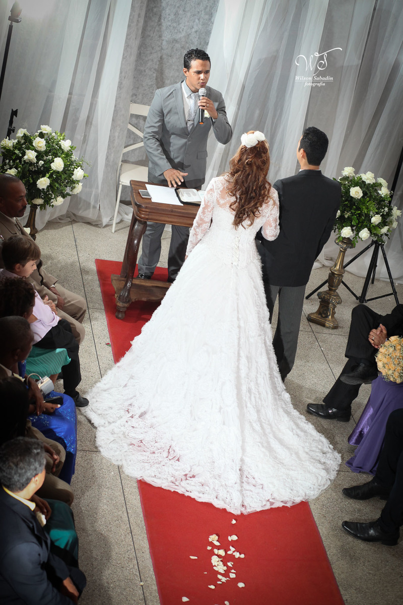 fotografia de casamento, noivos, noiva, noivo, fotografia de noivos, vestido de noiva, sapato, perfume, cabelo, véu, brinco, cruxifixo, pai, mãe, padrinhos, padre, pastor, igreja, cerimonia, festa, salão de beleza, maquiagem, buqu&eci