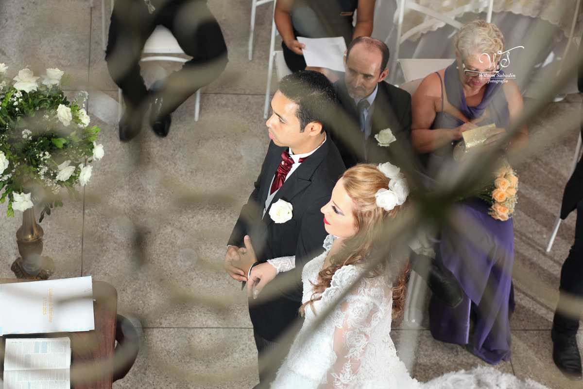 fotografia de casamento, noivos, noiva, noivo, fotografia de noivos, vestido de noiva, sapato, perfume, cabelo, véu, brinco, cruxifixo, pai, mãe, padrinhos, padre, pastor, igreja, cerimonia, festa, salão de beleza, maquiagem, buqu&eci