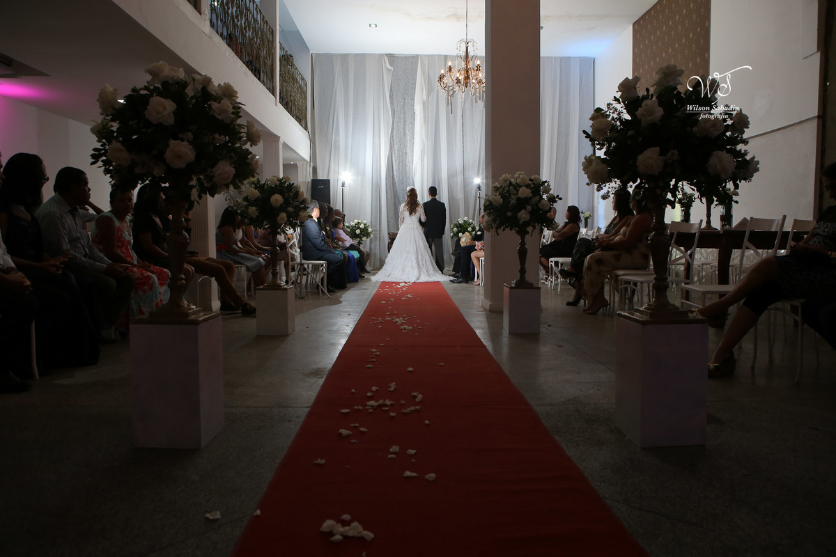 fotografia de casamento, noivos, noiva, noivo, fotografia de noivos, vestido de noiva, sapato, perfume, cabelo, véu, brinco, cruxifixo, pai, mãe, padrinhos, padre, pastor, igreja, cerimonia, festa, salão de beleza, maquiagem, buqu&eci