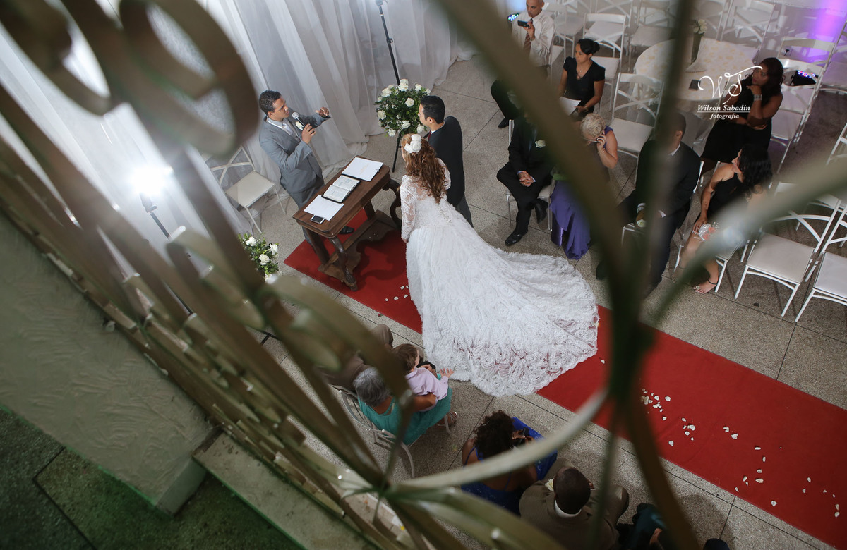 fotografia de casamento, noivos, noiva, noivo, fotografia de noivos, vestido de noiva, sapato, perfume, cabelo, véu, brinco, cruxifixo, pai, mãe, padrinhos, padre, pastor, igreja, cerimonia, festa, salão de beleza, maquiagem, buqu&eci