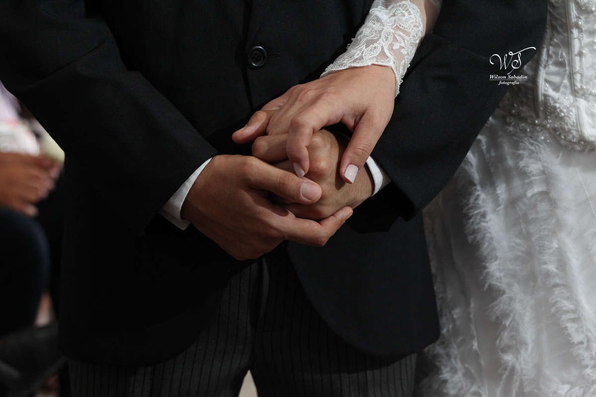 fotografia de casamento, noivos, noiva, noivo, fotografia de noivos, vestido de noiva, sapato, perfume, cabelo, véu, brinco, cruxifixo, pai, mãe, padrinhos, padre, pastor, igreja, cerimonia, festa, salão de beleza, maquiagem, buqu&eci
