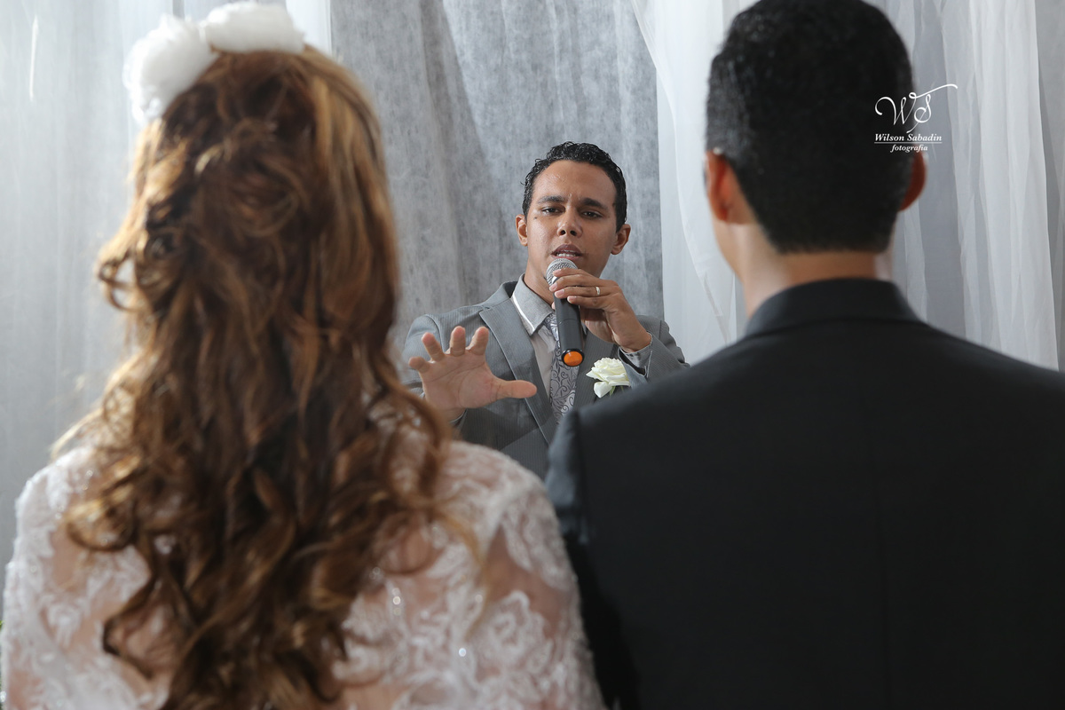 fotografia de casamento, noivos, noiva, noivo, fotografia de noivos, vestido de noiva, sapato, perfume, cabelo, véu, brinco, cruxifixo, pai, mãe, padrinhos, padre, pastor, igreja, cerimonia, festa, salão de beleza, maquiagem, buqu&eci